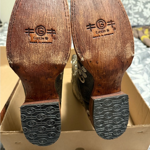 9.5 Circle G Tan Leather Boots with Black Soles - Picture 6 of 8